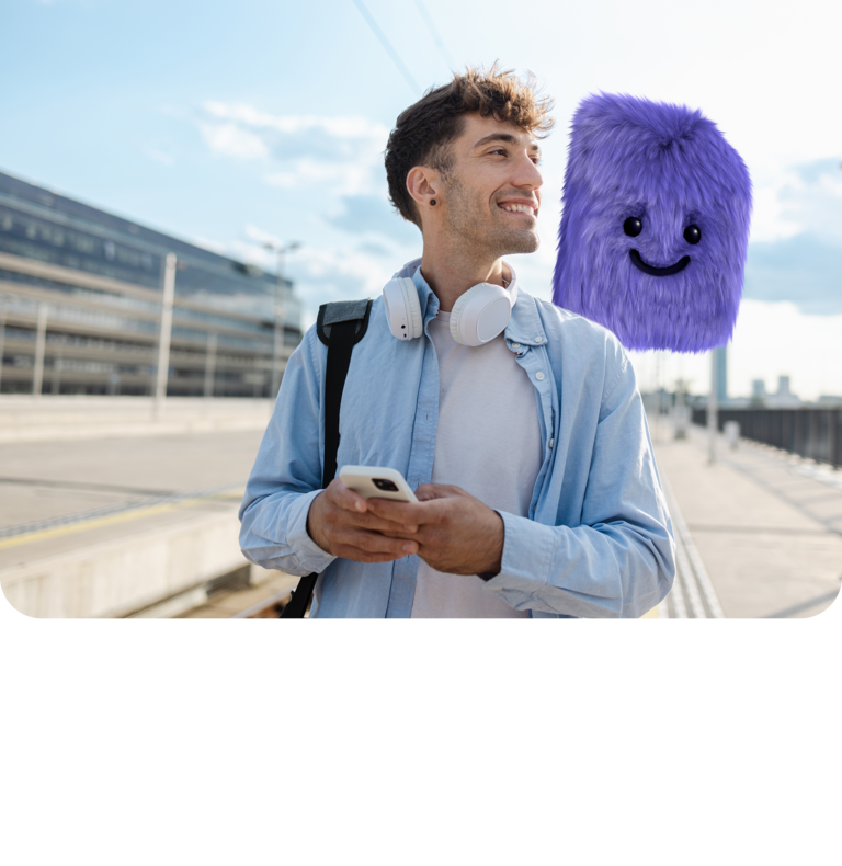 Mann schaut mit seinem neuen Handytarif lächelnd in die Ferne