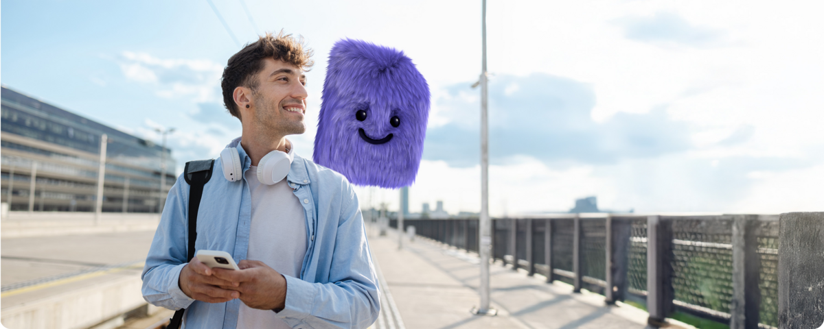 Mann schaut mit seinem neuen Handytarif lächelnd in die Ferne