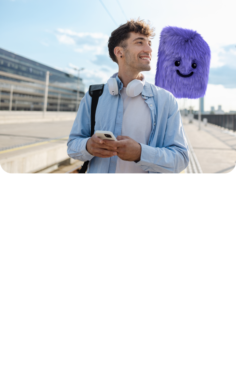 Mann schaut mit seinem neuen Handytarif lächelnd in die Ferne.