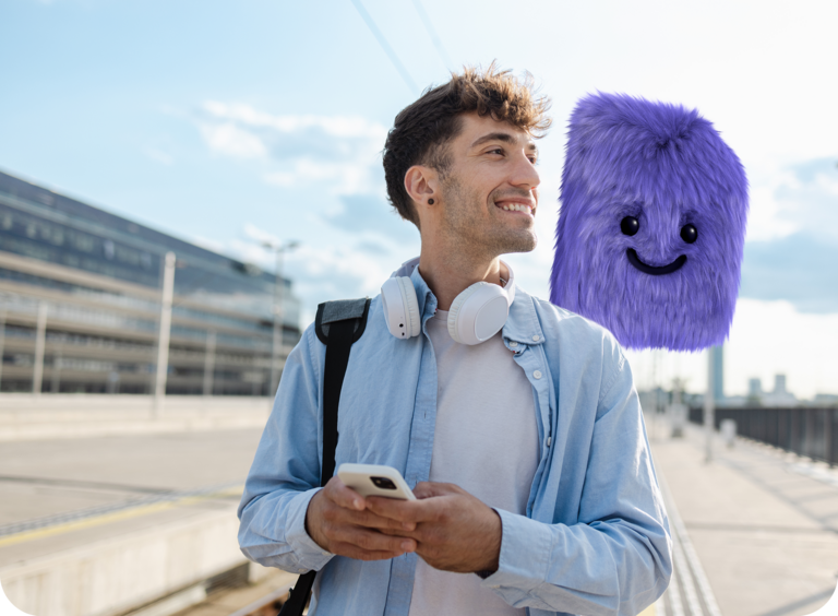 Mann schaut mit seinem neuen Handytarif lächelnd in die Ferne.