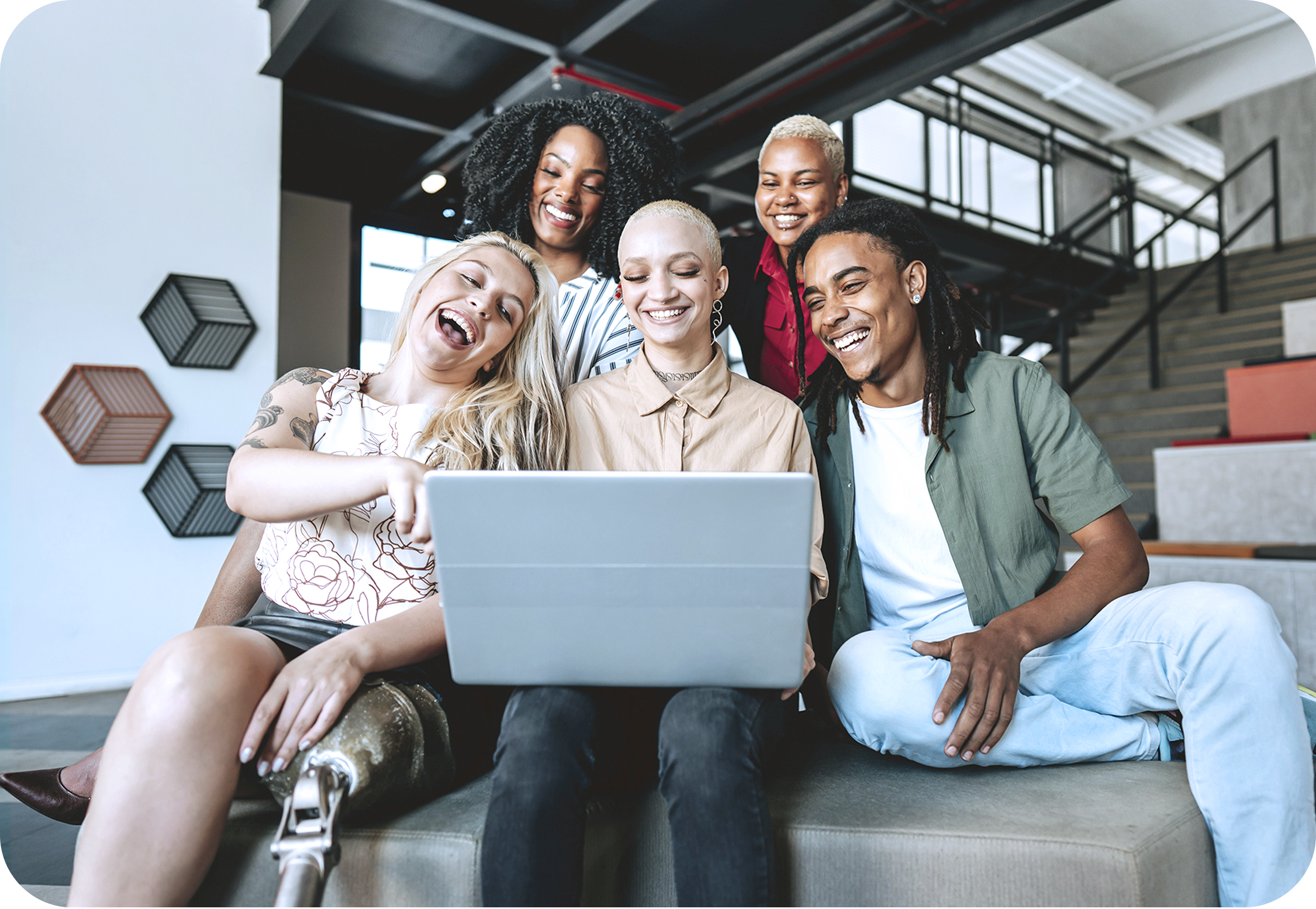 Bild zeigt eine Gruppe Freunde vor einem Laptop