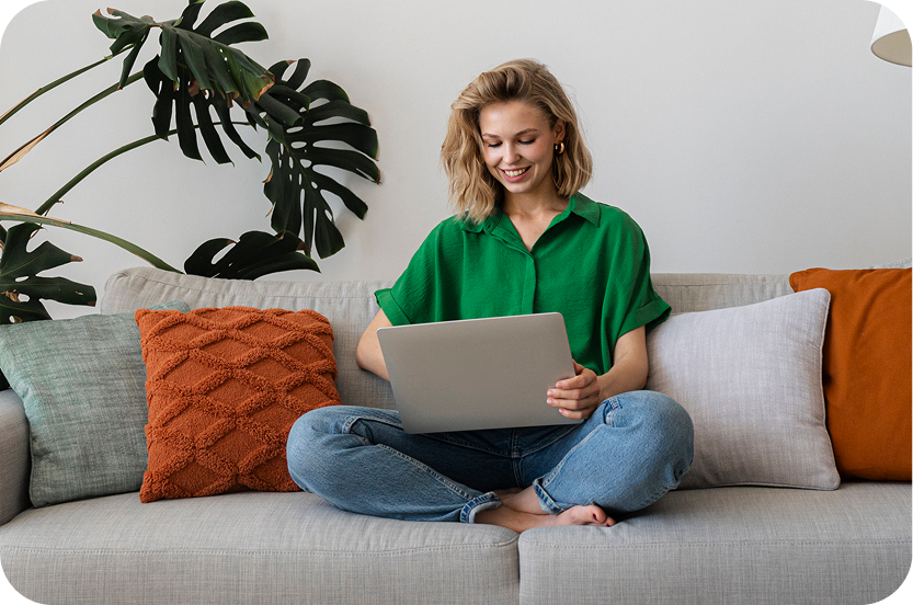Frau mit Laptop sitzt am Tisch und nutzt BIGSIM DSL