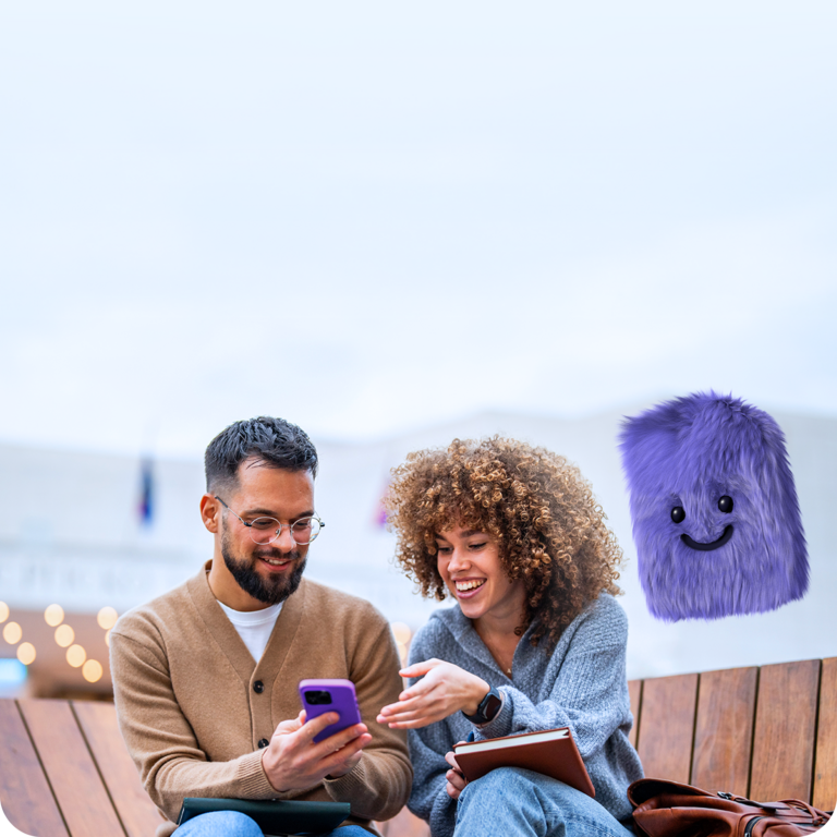 Ein Mann und eine Frau surfen mit ihrem eSIM-Tarif am Handy