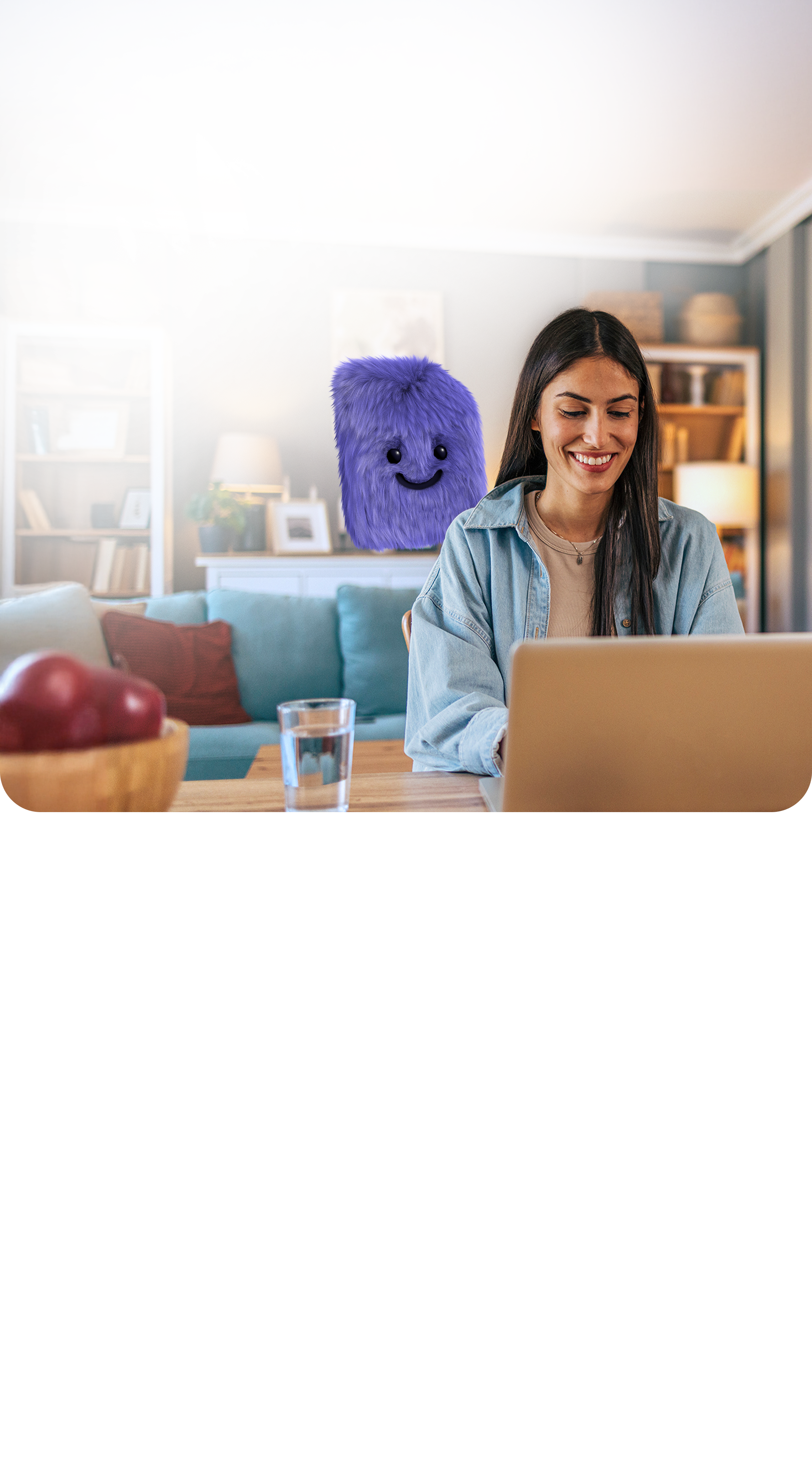 Frau surft mit ihrem Glasfaser-Anschluss am Laptop