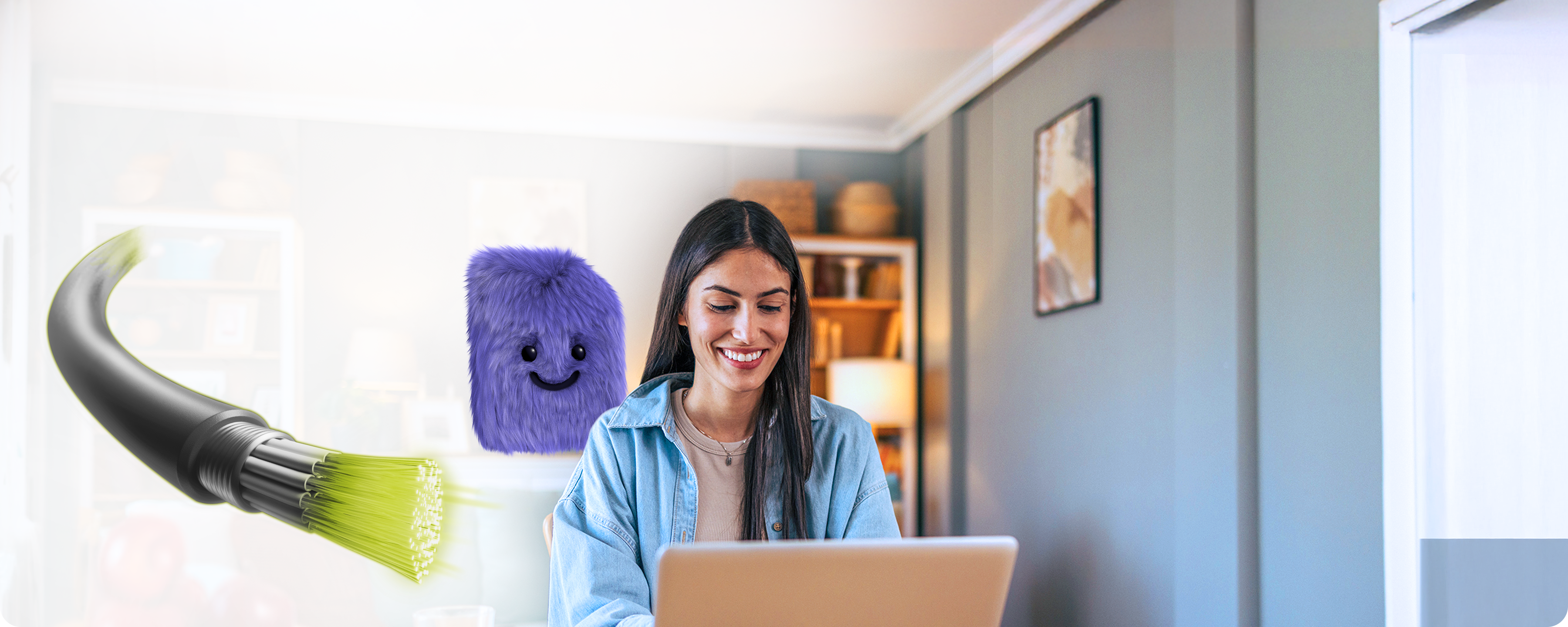 Frau surft mit ihrem Glasfaser-Anschluss am Laptop