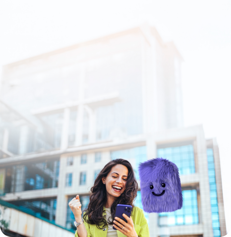 Frau freut sich über ihren neuen Black Friday Handyvertrag