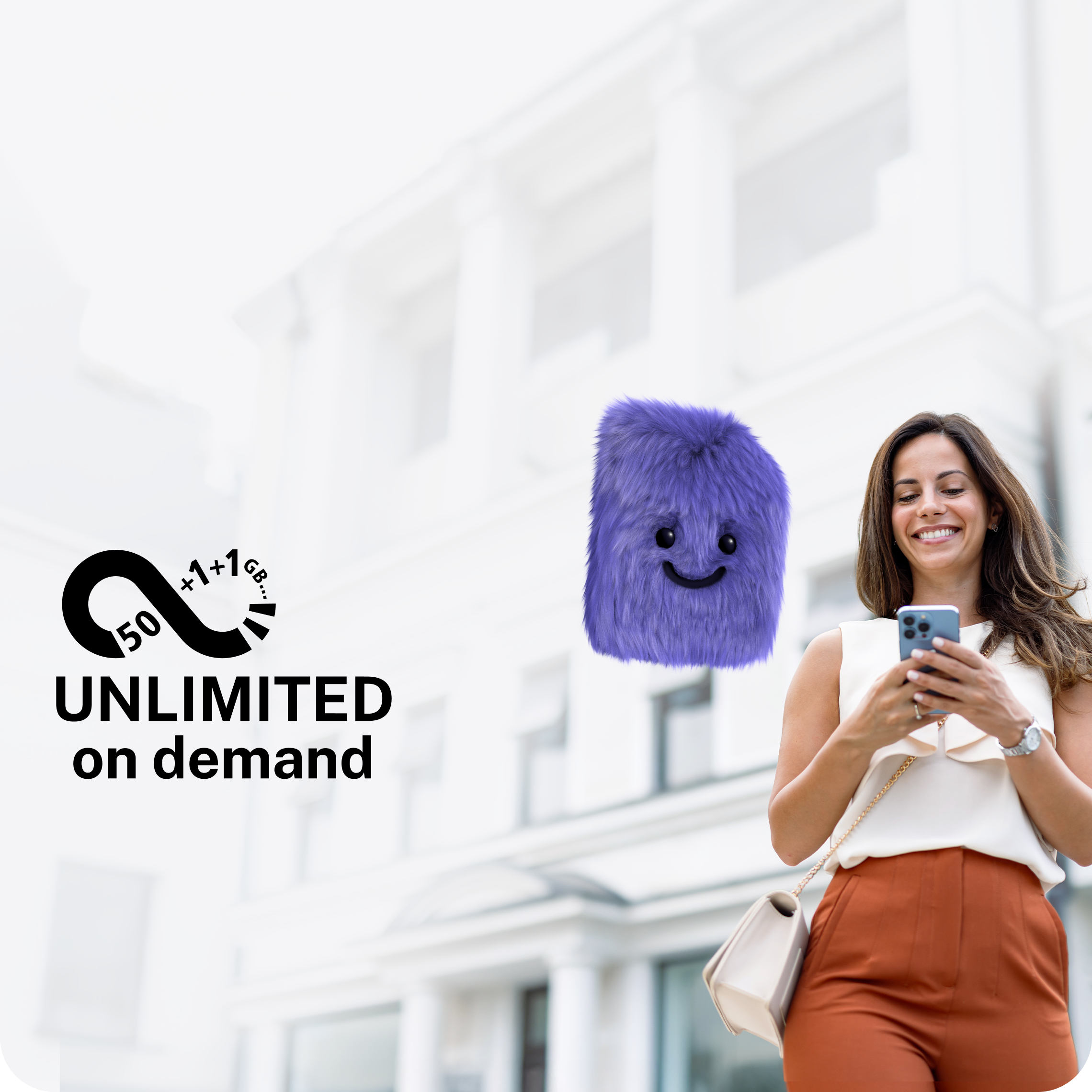 Frau surft mit ihrem Unlimited on demand Tarif am Handy