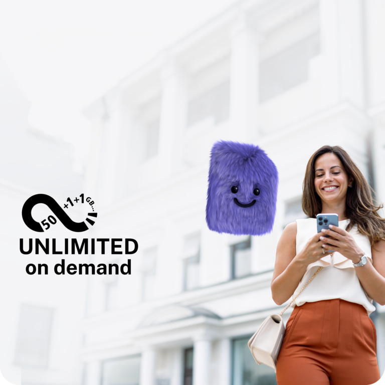 Frau surft mit ihrem Unlimited on demand Tarif am Handy