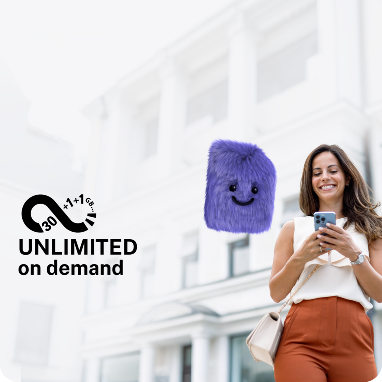 Frau surft mit ihrem Unlimited on demand Tarif am Handy