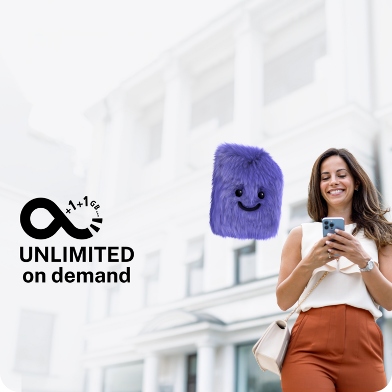 Frau surft mit ihrem Unlimited on demand Tarif am Handy