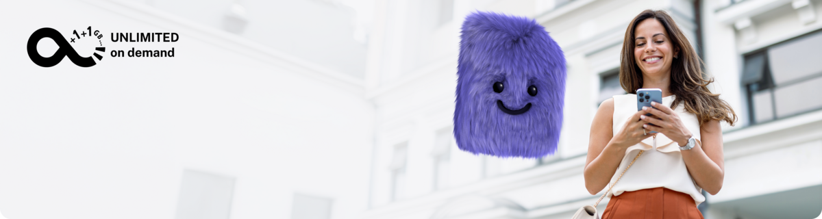 Frau surft mit ihrem Unlimited on demand Tarif am Handy