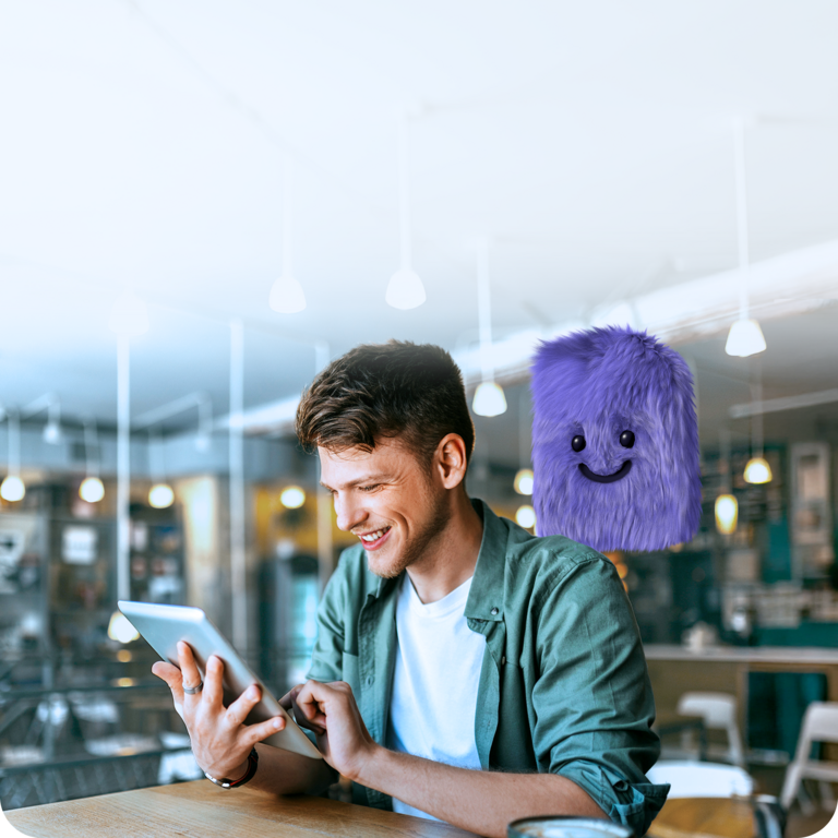 Mann surft am Tablet mit seinem mobilen Datentarif