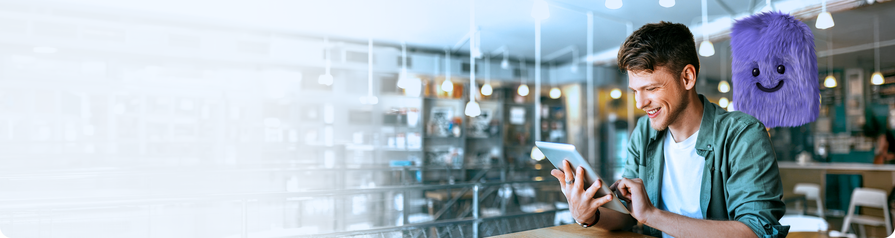 Mobile Datentarife Mann surft am Tablet mit seinem mobilen Datentarif