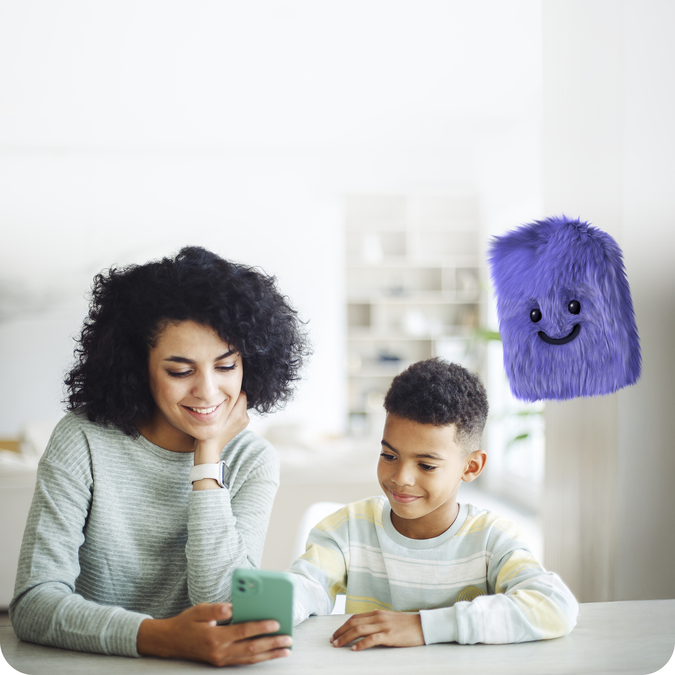 Mutter mit Sohn nutzt ein Handy mit einer SIM-Karte für Kinder