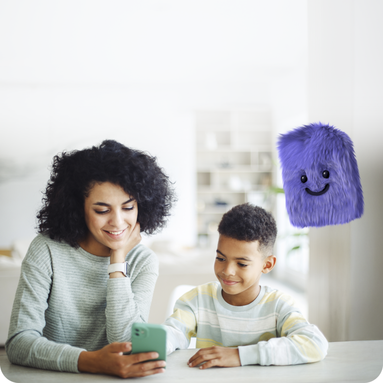 Mutter mit Sohn nutzt ein Handy mit einer SIM-Karte für Kinder