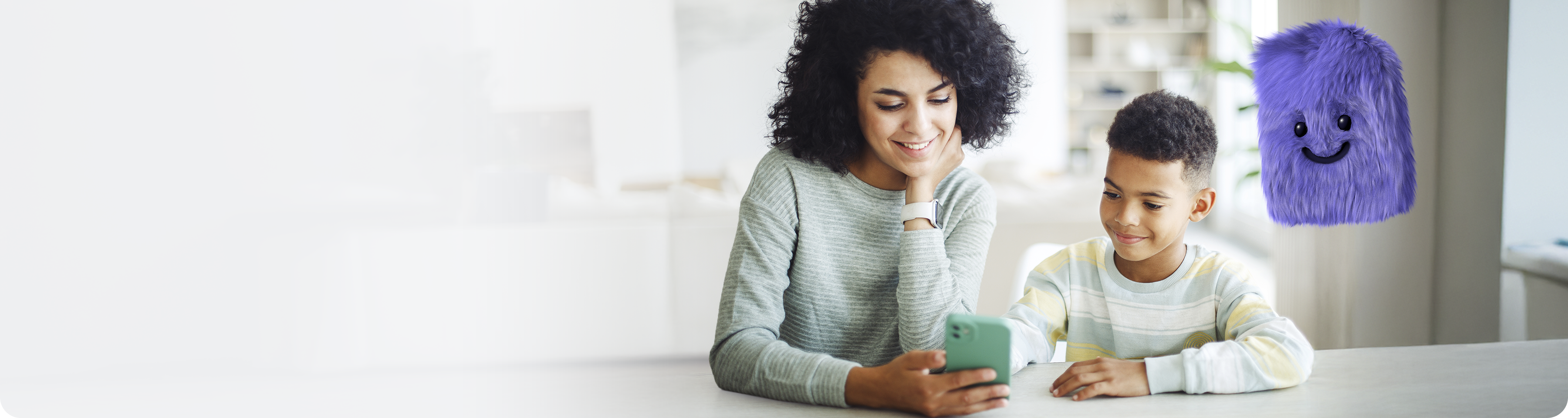 Mutter mit Sohn nutzt ein Handy mit einer SIM-Karte für Kinder