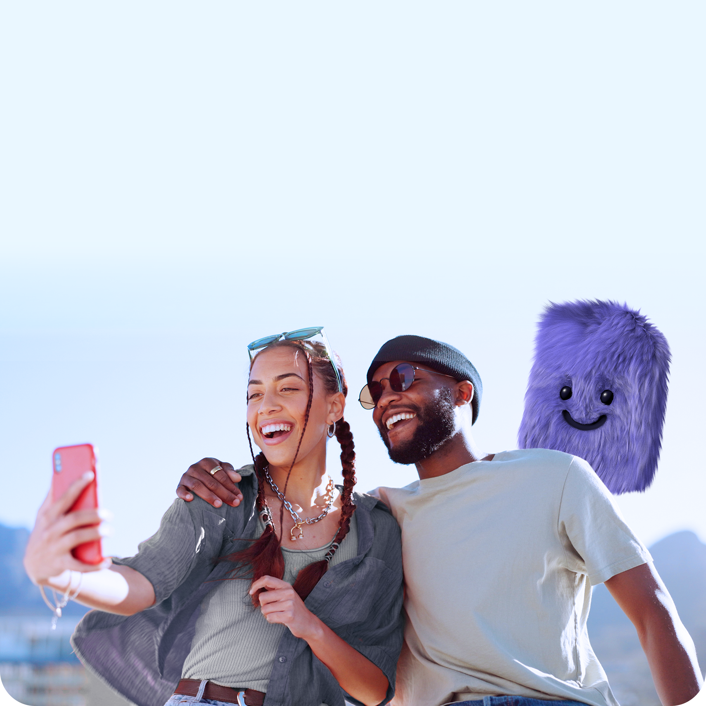 Paar nutzt ihr Handy mit günstigem Handyvertrag für ein Selfie