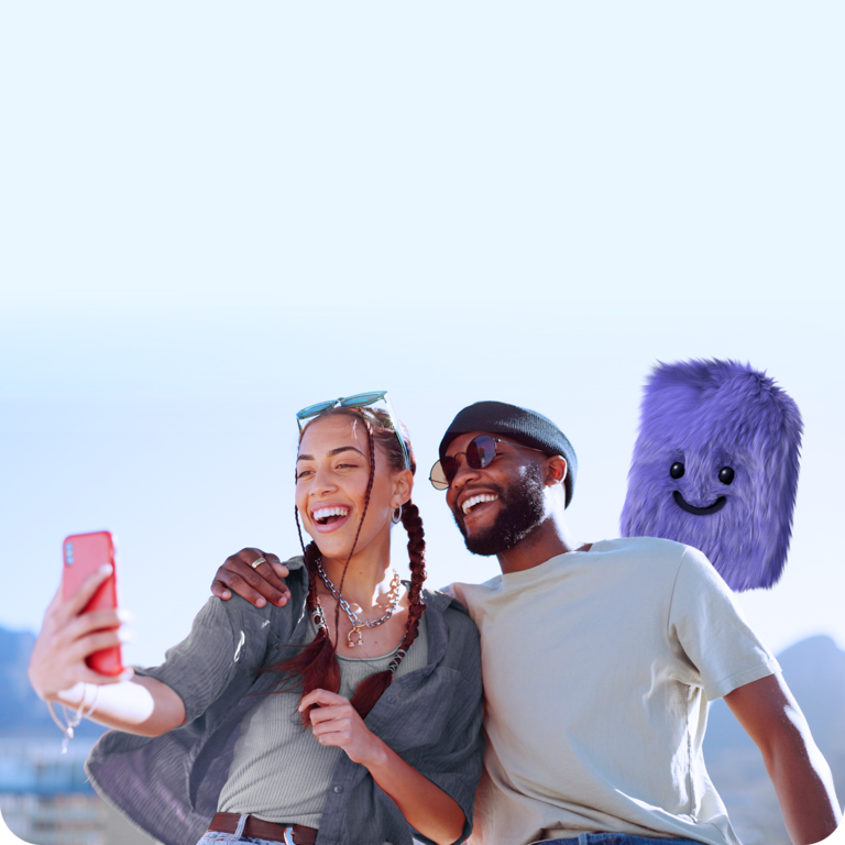 Paar nutzt ihr Handy mit günstigem Handyvertrag für ein Selfie