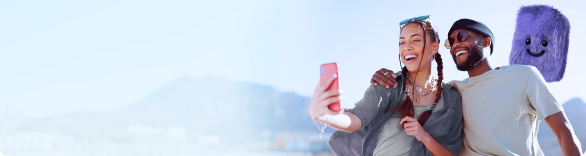 Paar nutzt ihr Handy mit günstigem Handyvertrag für ein Selfie