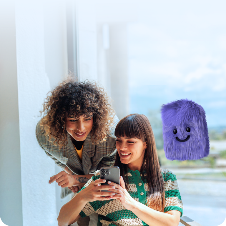 Zwei Frauen surfen mit ihrer Allnet-Flat am Smartphone